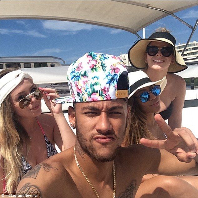 "Neymar, cum e spatele?" :) Starul Barcei se recupereaza dupa accidentarea la coloana alaturi de Paris Hilton! FOTO_2