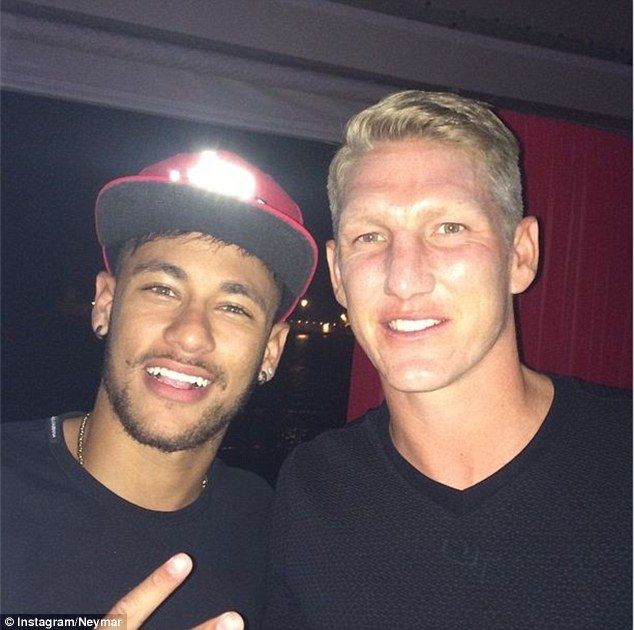 "Neymar, cum e spatele?" :) Starul Barcei se recupereaza dupa accidentarea la coloana alaturi de Paris Hilton! FOTO_3