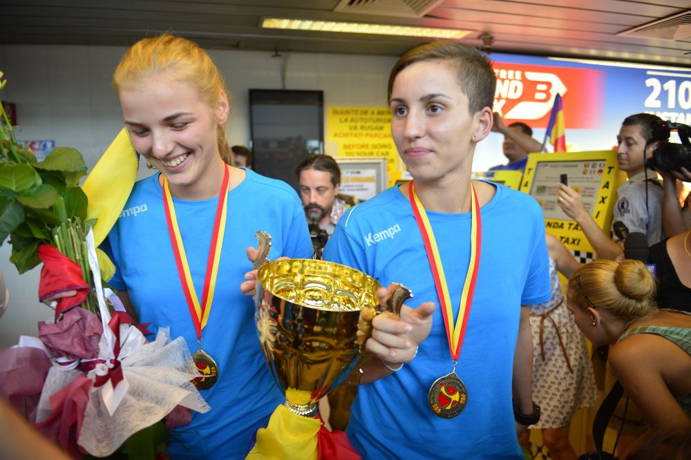 "Suntem super-fericite, nu credeam ca vom fi campioane!" Imagini de la revenirea fetelor DE AUR ale Romaniei_1
