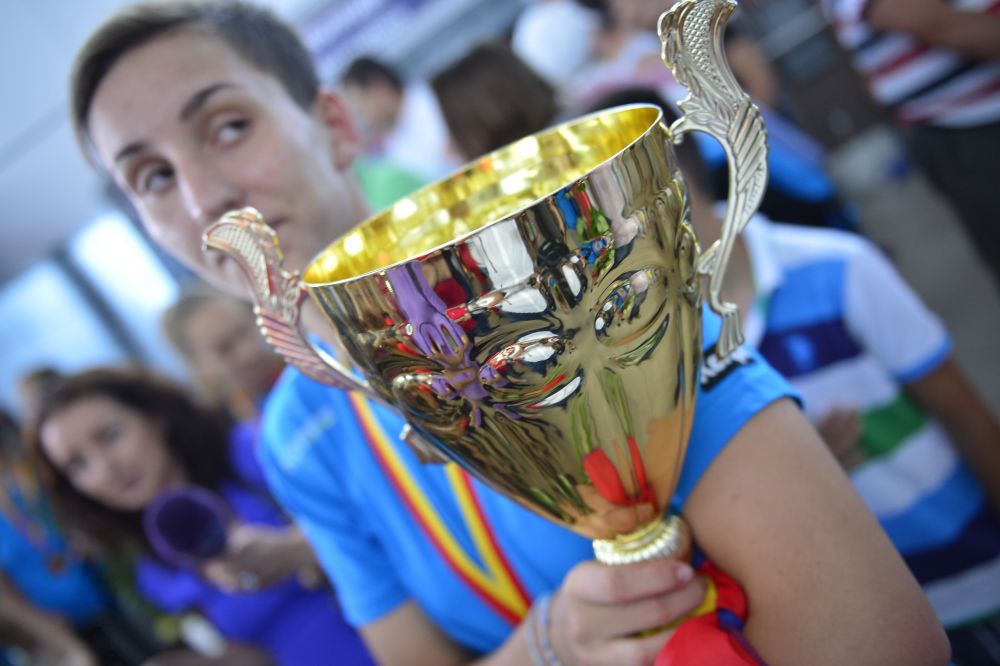 "Suntem super-fericite, nu credeam ca vom fi campioane!" Imagini de la revenirea fetelor DE AUR ale Romaniei_4