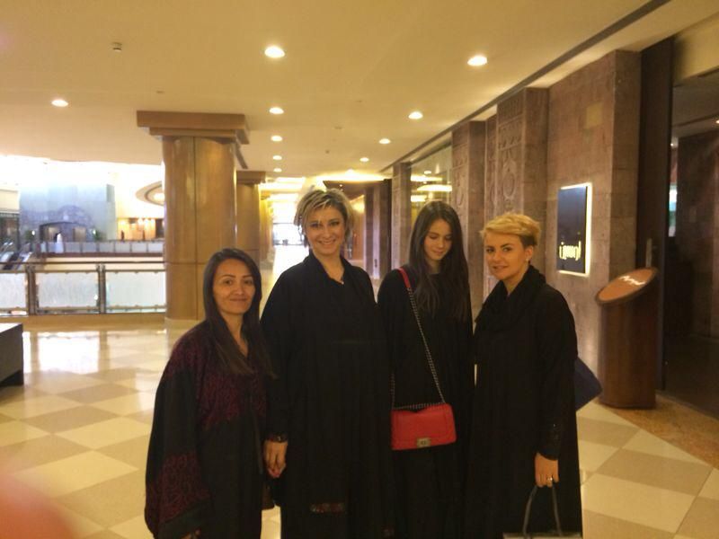 Cum si-a pus Anamaria Prodan fiica sa se imbrace in Arabia Saudita. Imaginile postate in premiera pe Facebook_1