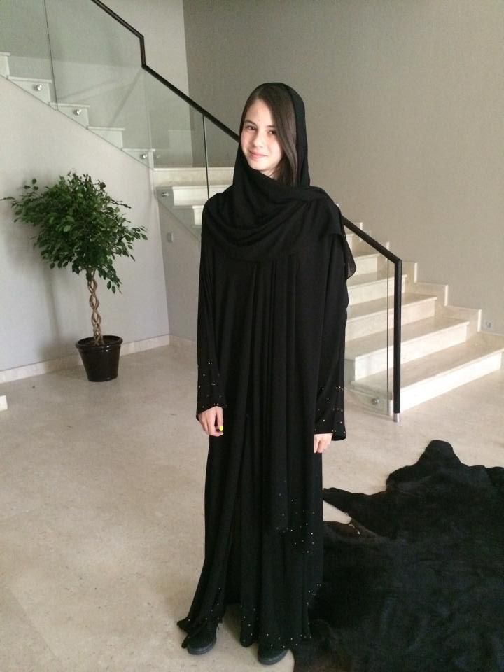 Cum si-a pus Anamaria Prodan fiica sa se imbrace in Arabia Saudita. Imaginile postate in premiera pe Facebook_3