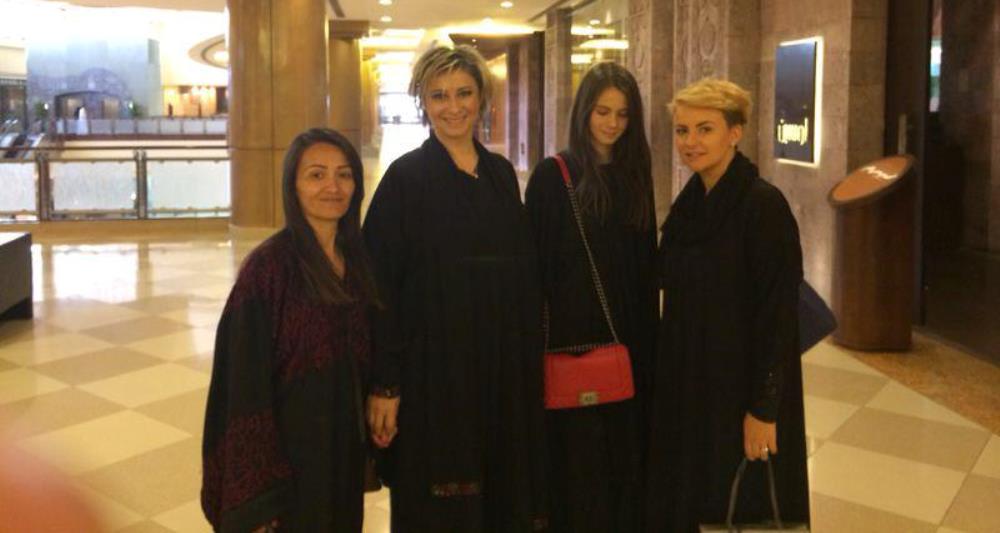 Cum si-a pus Anamaria Prodan fiica sa se imbrace in Arabia Saudita. Imaginile postate in premiera pe Facebook_5