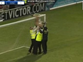 
	Echipa de LEGENDE a lui Man United, batuta mar de Salford City! Un barbat a intrat GOL pe teren si s-a prins de bara VIDEO
