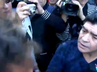 
	SCANDALOS: Maradona a PLESNIT un jurnalist care l-a scos din minti! Scene incredibile de fata cu fiul sau de 3 ani
