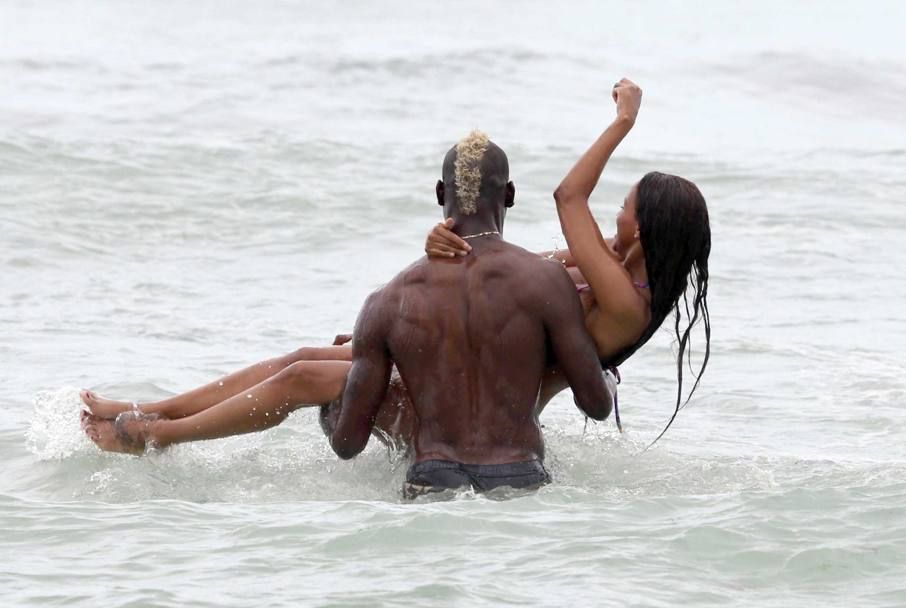 Imagini spectaculoase cu Balotelli si iubita sa la mare. Cum au fost fotografiati cei doi_2