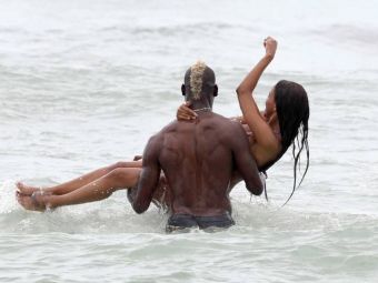 Imagini spectaculoase cu Balotelli si iubita sa la mare. Cum au fost fotografiati cei doi