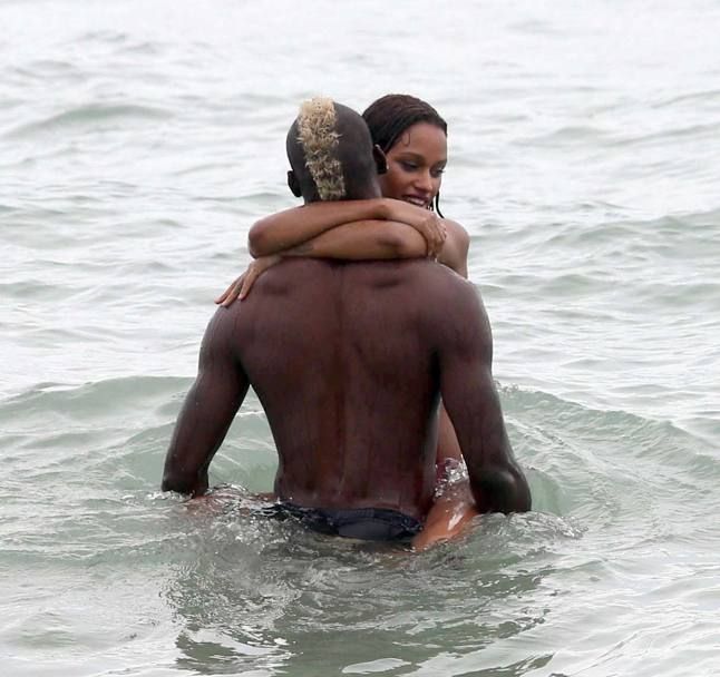 Imagini spectaculoase cu Balotelli si iubita sa la mare. Cum au fost fotografiati cei doi_4