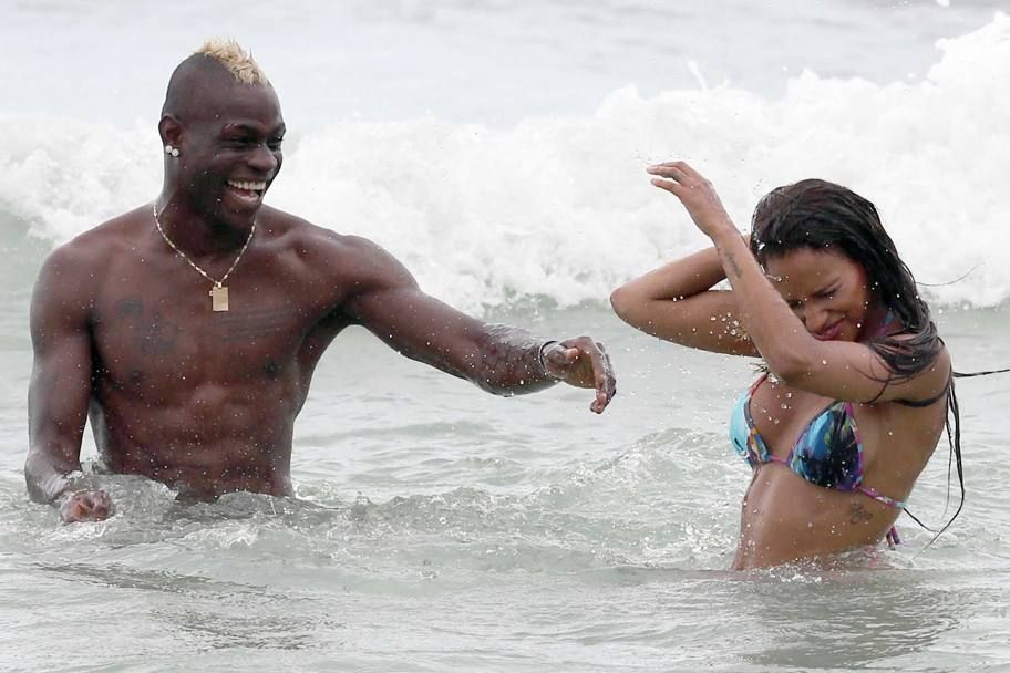 Imagini spectaculoase cu Balotelli si iubita sa la mare. Cum au fost fotografiati cei doi_9