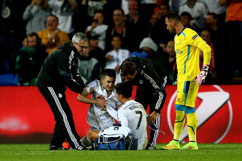 Imagini EMOTIONANTE la SuperCupa Europei! Ce nu s-a vazut la TV. Un fan a intrat pe teren si i-a facut asta lui Ronaldo. FOTO_2