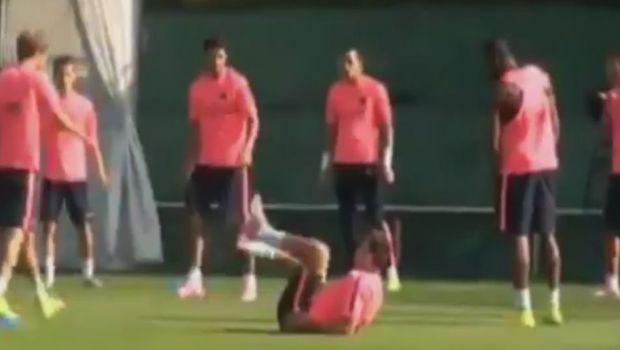 
	VIDEO cu primele scheme facute de Suarez in tricoul Barcelonei! Momentul in care toata lumea a inceput sa rada la antrenament
