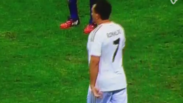 VIDEO &quot;Asta nu e Ronaldo!&quot; Un fan a intrat pe teren DEGHIZAT in CR7! Cum a reactionat Benzema cand l-a vazut: