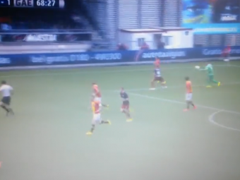 
	Un portar din prima liga olandeza a marcat un gol senzational din propriul careu! VIDEO
