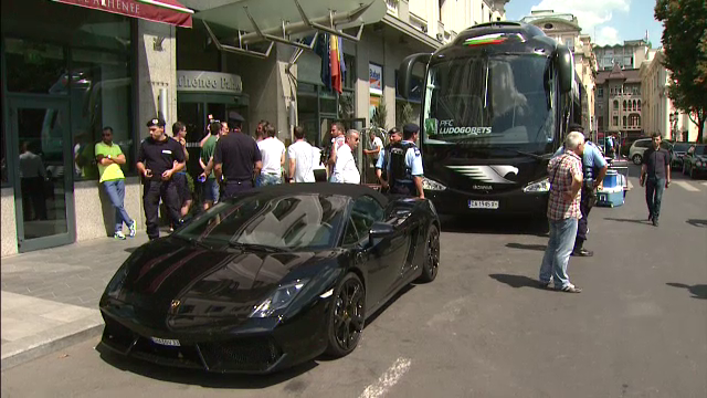Aparitie SF in centrul Bucurestiului! Cine s-a dat jos dintr-un Lamborghini de 200.000 de euro! FOTO_1
