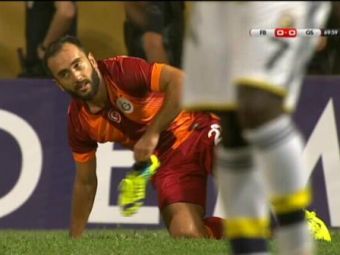 
	VIDEO: BOMBARDAMENT la Galatasaray - Fenerbahce! Ce s-a intamplat pe gazon in timpul meciului
