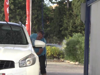 
	VIDEO Ice Bucket Challenge in benzinarie! Ce a patit un francez care isi alimenta masina! :)
