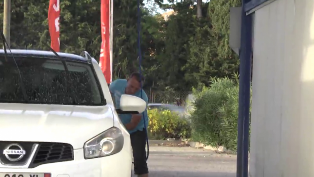 
	VIDEO Ice Bucket Challenge in benzinarie! Ce a patit un francez care isi alimenta masina! :)
