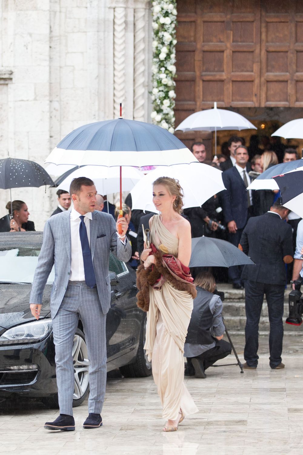 Aparitie eleganta a lui Lobont si sotiei sale la o nunta de 5 stele din Italia. Cum au venit imbracati. FOTO_2