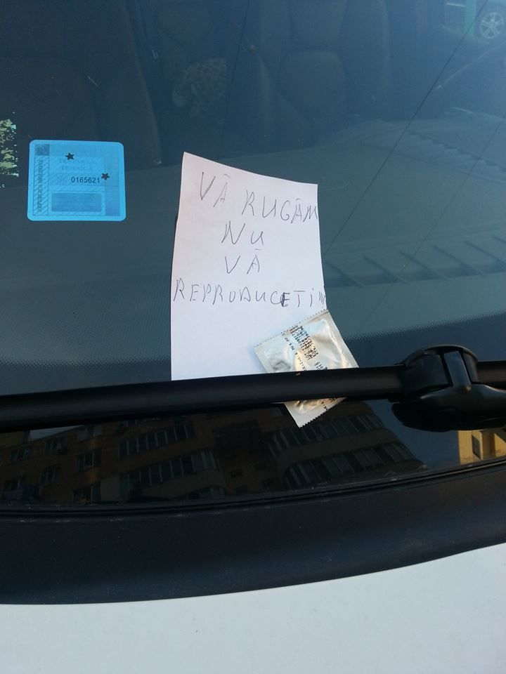 GENIAL! Ce mesaj a gasit in geam proprietarul unui SUV de lux care a blocat accesul intr-un parculet cu masina lui! FOTO_1