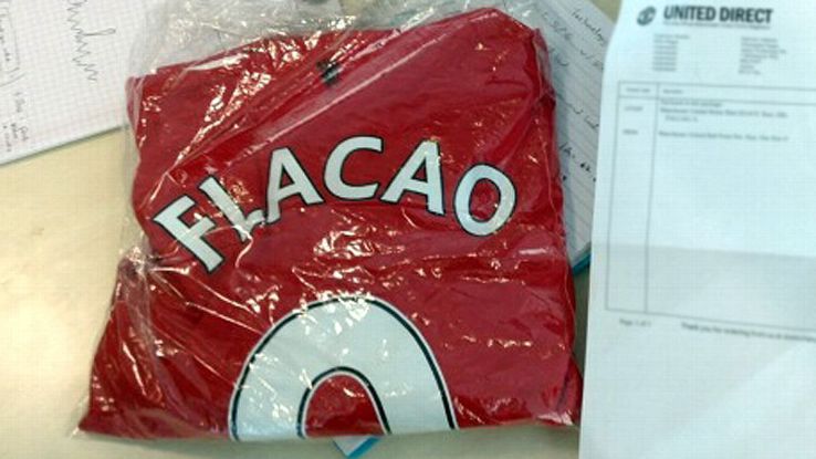 GAFA nepermisa pentru un club urias: United a facut o greseala imensa de marketing! Ce scrie, de fapt, pe tricoul lui Falcao:_1