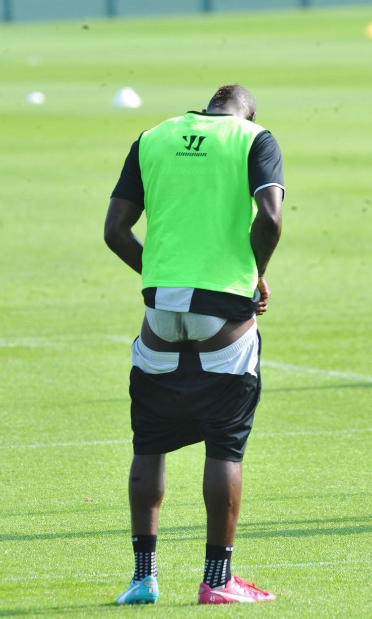 Club nou, aceleasi probleme! :) Ce facea Balotelli cu pantalonii in vine la antrenamentul lui Liverpool. FOTO_1