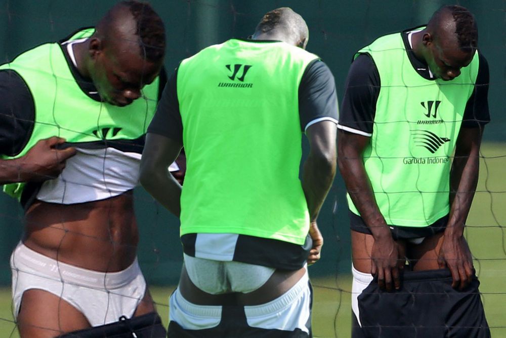 Club nou, aceleasi probleme! :) Ce facea Balotelli cu pantalonii in vine la antrenamentul lui Liverpool. FOTO_2