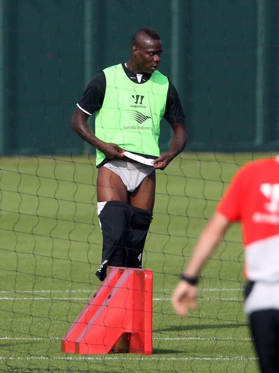 Club nou, aceleasi probleme! :) Ce facea Balotelli cu pantalonii in vine la antrenamentul lui Liverpool. FOTO_4