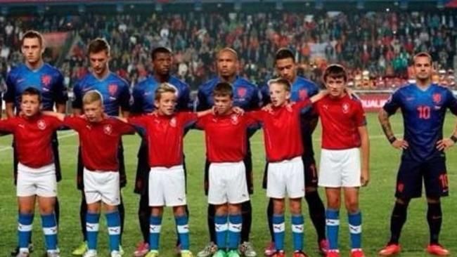Imaginea anului in preliminariile Euro 2016! Unde a disparut Sneijder din poza de grup? Cum a fost surprins jucatorul Olandei_1