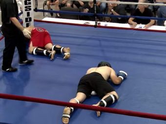 
	Cea mai DUREROASA lovitura din Kickbox: ambii luptatori s-au lovit sub centura in acelasi timp. VIDEO
