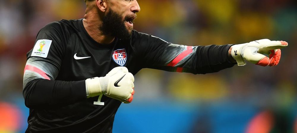 Arata ca un KILLER si are Sindromul Tourette, dar nici nu-ti imaginezi cum arata prietena lui! Tim Howard are cu ce sa se laude :)