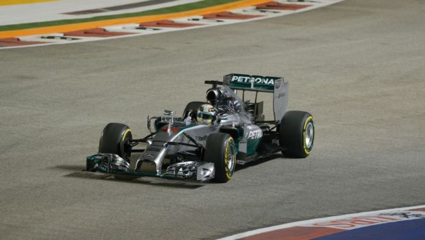 
	Hamilton castiga Marele Premiu din Singapore si devine noul lider din clasamentul mondial F1
