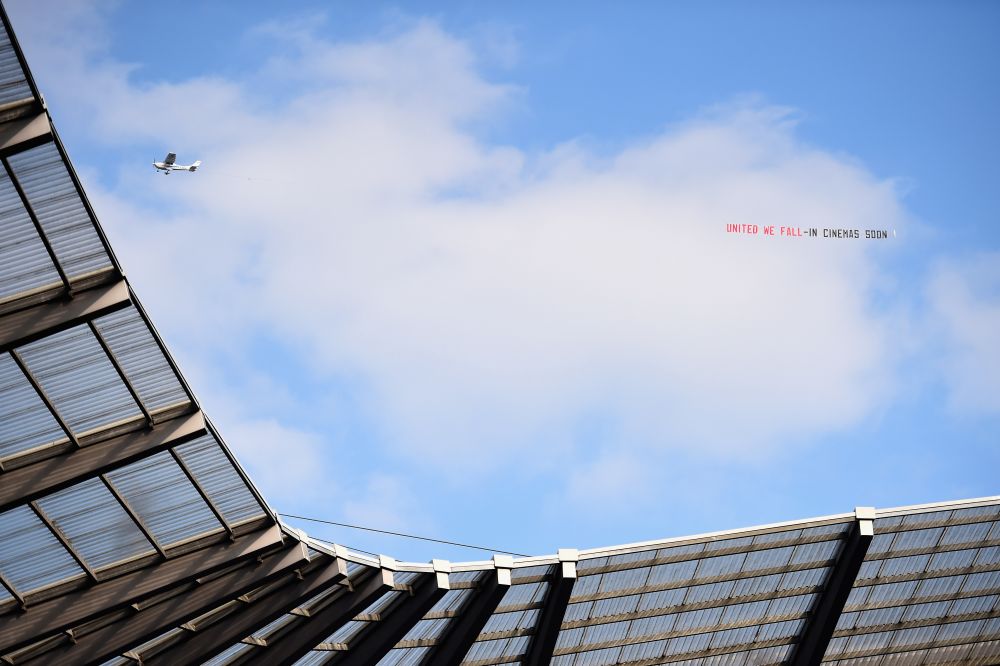 IMAGINILE nebune de la meciul dintre City si Chelsea! Ce au vazut toti jucatorii pe cerul de deasupra stadionului Etihad! FOTO_1