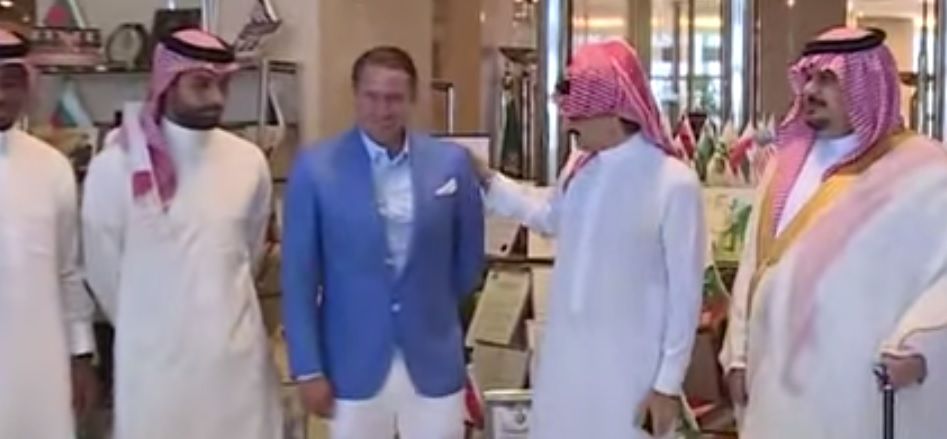 Dialog genial intre Reghe si SEICUL lui Al Hilal in clipa in care ii dadea un plic cu bani! Ce GAFA a comis in fata camerei. VIDEO_2