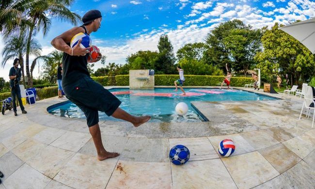 Ronaldinho a mai facut o nebunie: si-a luat prietenii la tinta de pe marginea piscinei! Unul dintre ei a avut de suferit :)) VIDEO_1