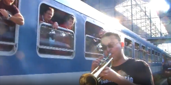 Un tren, multa bere si niste trompete! VIDEO: Cum arata "trenul groazei" care ajunge astazi in Bucuresti:_1