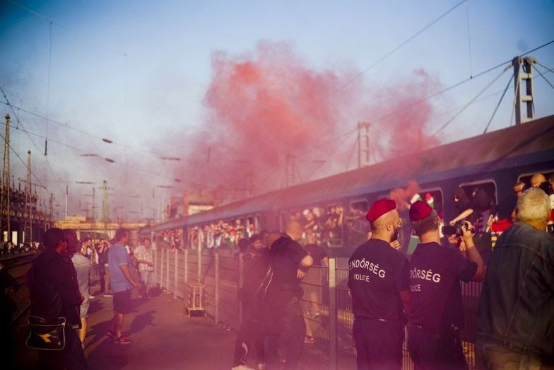 Galerie FOTO si VIDEO: cine sunt suporterii maghiari! Poze cu svastica, autocare pline de ultrasi furiosi_23