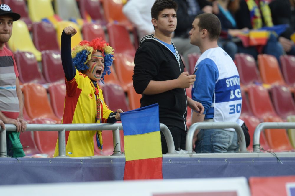 BRICHETE pe teren, petarde si torte in tribuna! Romania, sanse mari sa fie suspendata dupa meciul cu Ungaria! FOTO_1