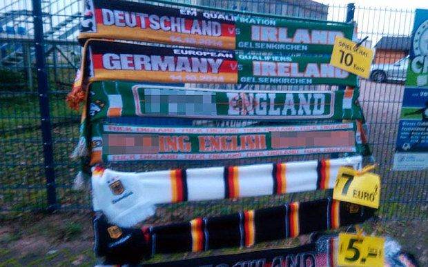 E incredibil asa ceva! Ce scria pe fularul de 7 euro vandut la meciul Germaniei cu Irlanda. FOTO_1