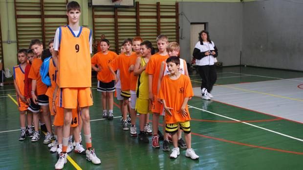 Cum arata o zi din viata GIGANTULUI lansat de Romania in sport. La 14 ani, are 225 cm inaltime si promite ca va cuceri titlul NBA_1