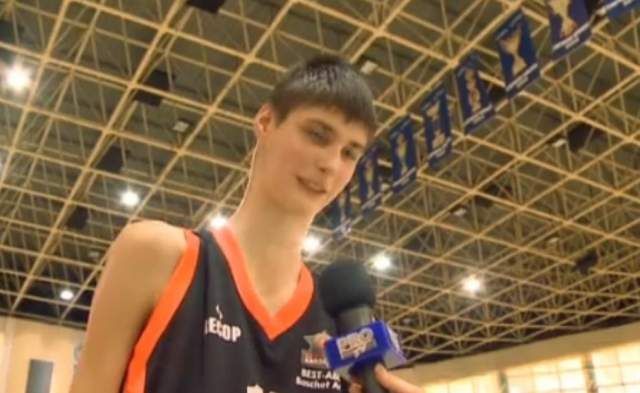 Cum arata o zi din viata GIGANTULUI lansat de Romania in sport. La 14 ani, are 225 cm inaltime si promite ca va cuceri titlul NBA_3