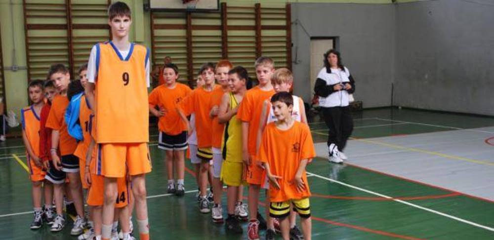 Cum arata o zi din viata GIGANTULUI lansat de Romania in sport. La 14 ani, are 225 cm inaltime si promite ca va cuceri titlul NBA_5
