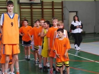 
	Cum arata o zi din viata GIGANTULUI lansat de Romania in sport. La 14 ani, are 225 cm inaltime si promite ca va cuceri titlul NBA
