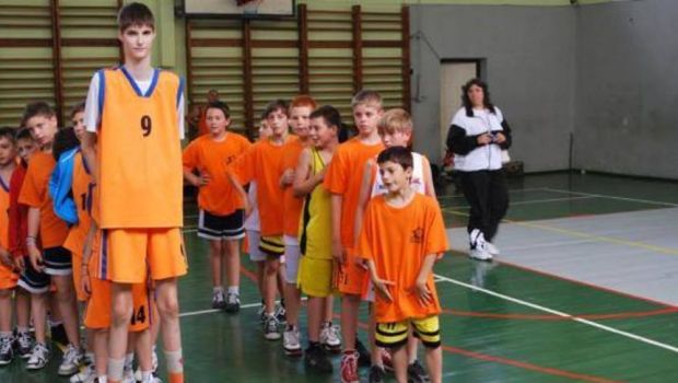
	Cum arata o zi din viata GIGANTULUI lansat de Romania in sport. La 14 ani, are 225 cm inaltime si promite ca va cuceri titlul NBA
