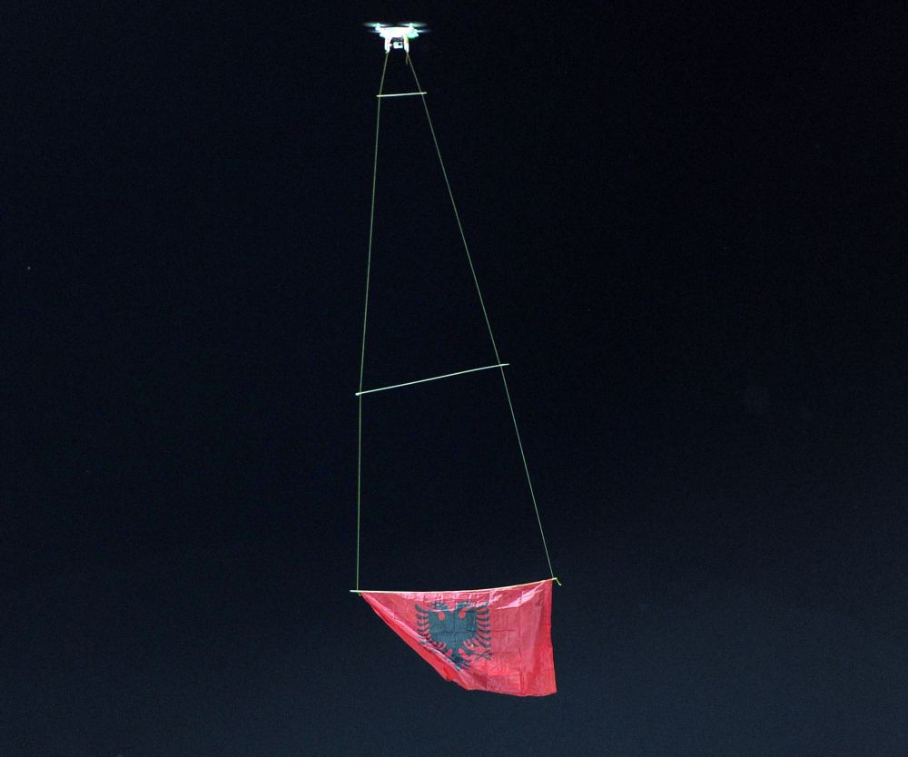 RAZBOIUL DRONELOR! O noua drona a lovit la un meci, dupa partida groazei dintre Serbia si Albania! Ce mesaj a purtat. VIDEO_2