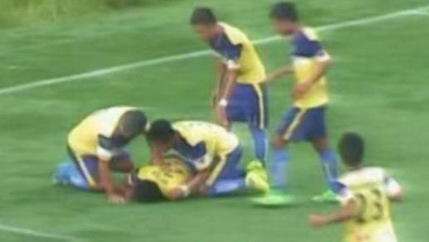 
	Tragedie de nedescris in timpul unui meci: un jucator a murit dupa ce si-a rupt gatul in timp ce isi sarbatorea golul: VIDEO
