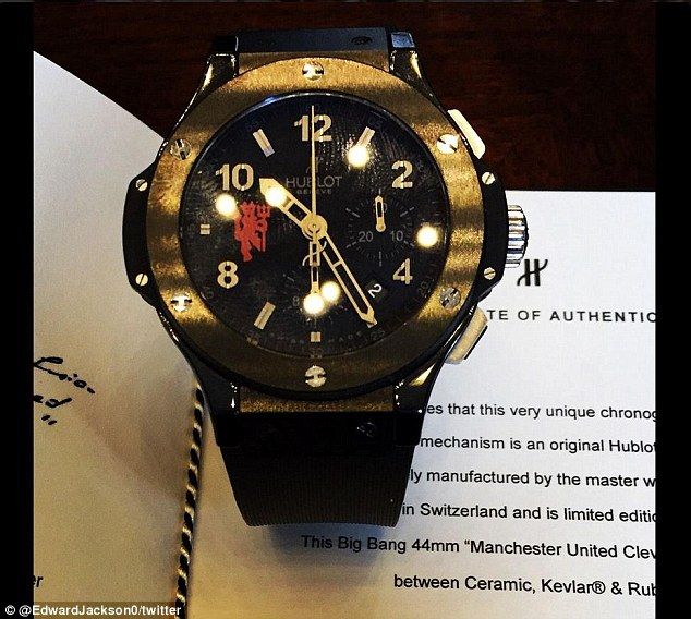 Ce scrie pe spatele acestui ceas de lux de 20.000 de euro. Tocmai a fost scos la vanzare de un jucator de la Manchester United_1