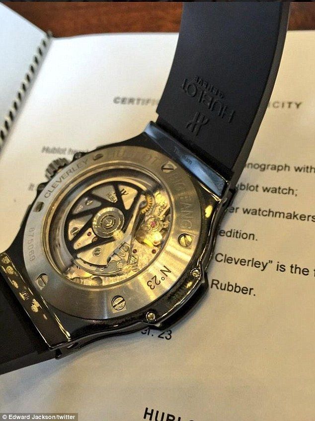 Ce scrie pe spatele acestui ceas de lux de 20.000 de euro. Tocmai a fost scos la vanzare de un jucator de la Manchester United_2