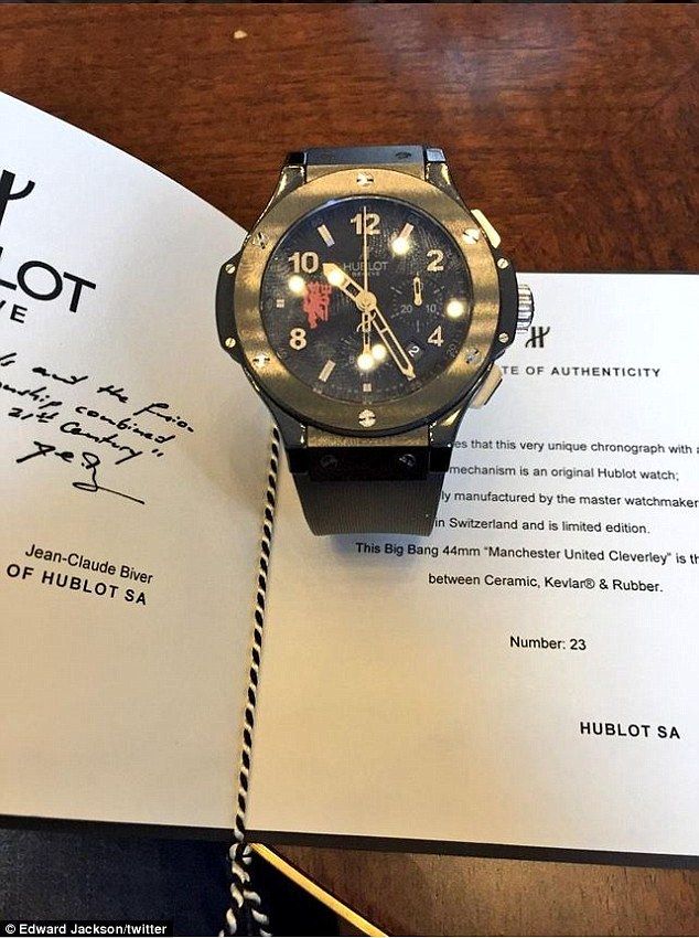 Ce scrie pe spatele acestui ceas de lux de 20.000 de euro. Tocmai a fost scos la vanzare de un jucator de la Manchester United_3