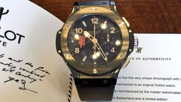 
	Ce scrie pe spatele acestui ceas de lux de 20.000 de euro. Tocmai a fost scos la vanzare de un jucator de la Manchester United
