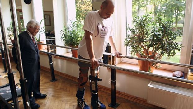 
	Speranta pentru Mihaita Nesu! O echipa de medici polonezi a facut un miracol: primul om care si-a revenit dupa 4 ani de paralizie
